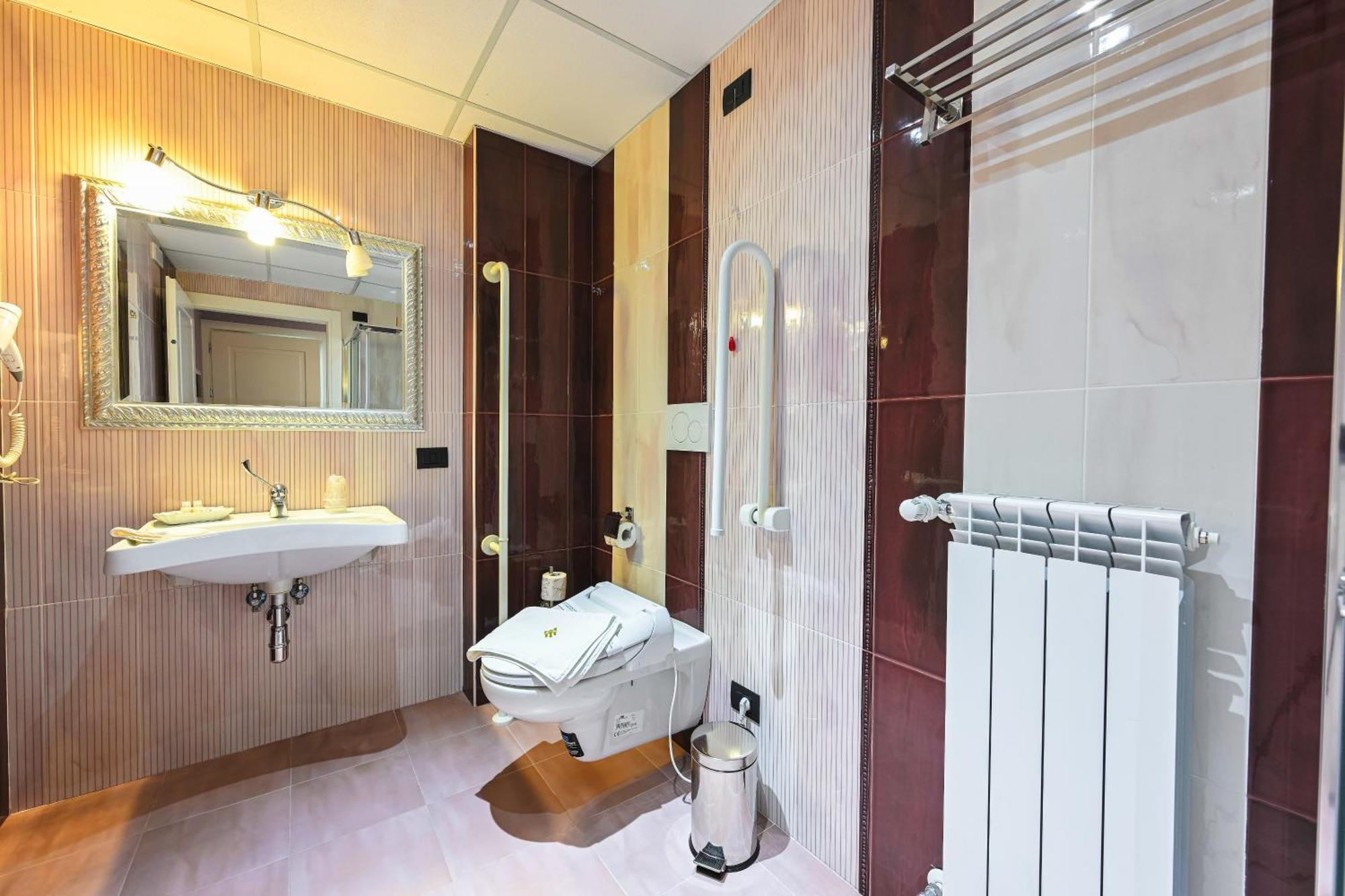 Hotel Mastrodattia Celano Bagian luar foto