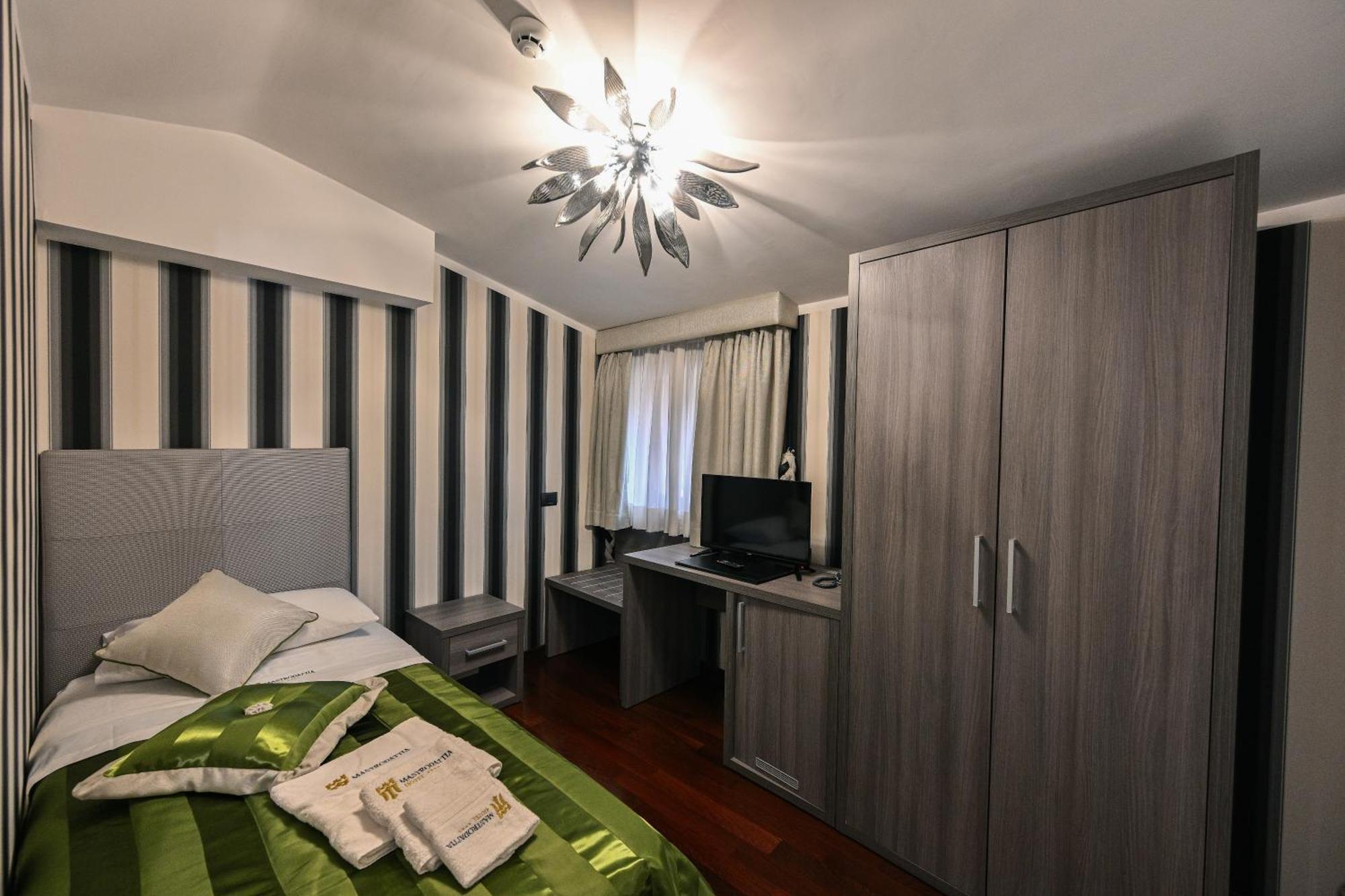 Hotel Mastrodattia Celano Bagian luar foto