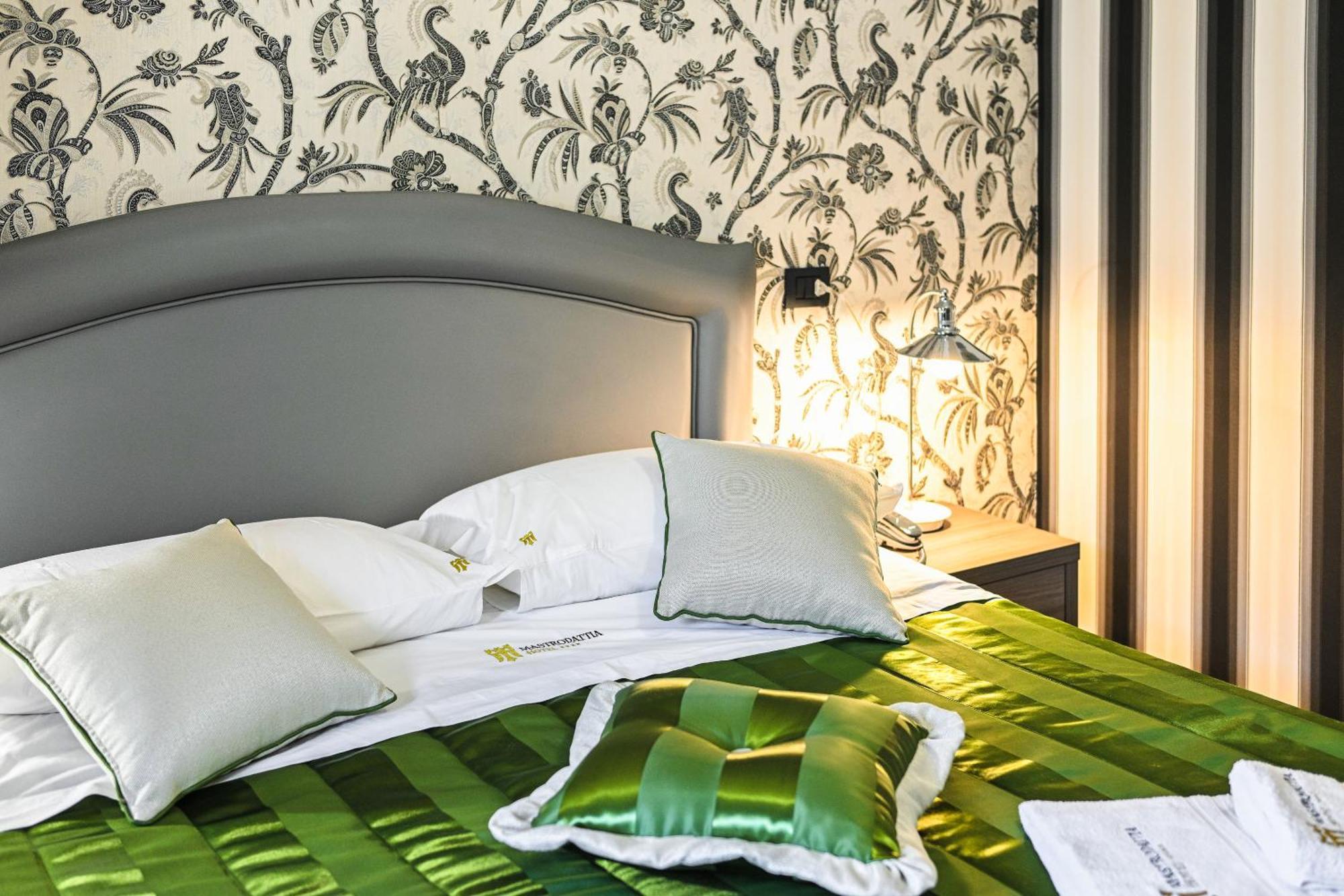 Hotel Mastrodattia Celano Bagian luar foto